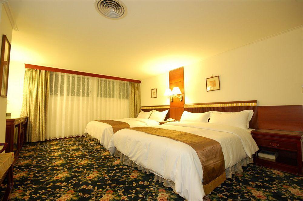 Kiwi Hotel Mrt Wenxin Branch Тайчжун Экстерьер фото