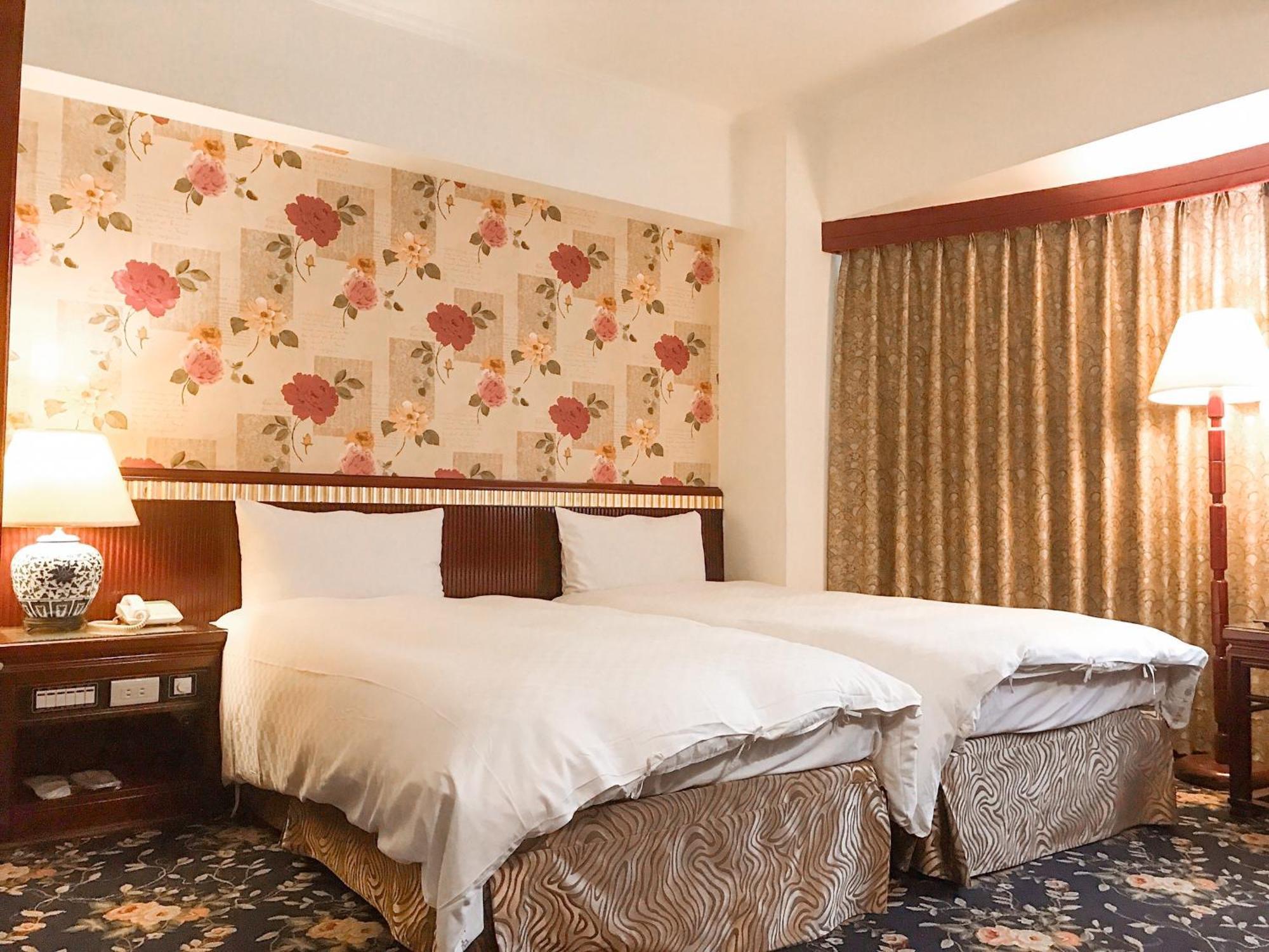 Kiwi Hotel Mrt Wenxin Branch Тайчжун Экстерьер фото