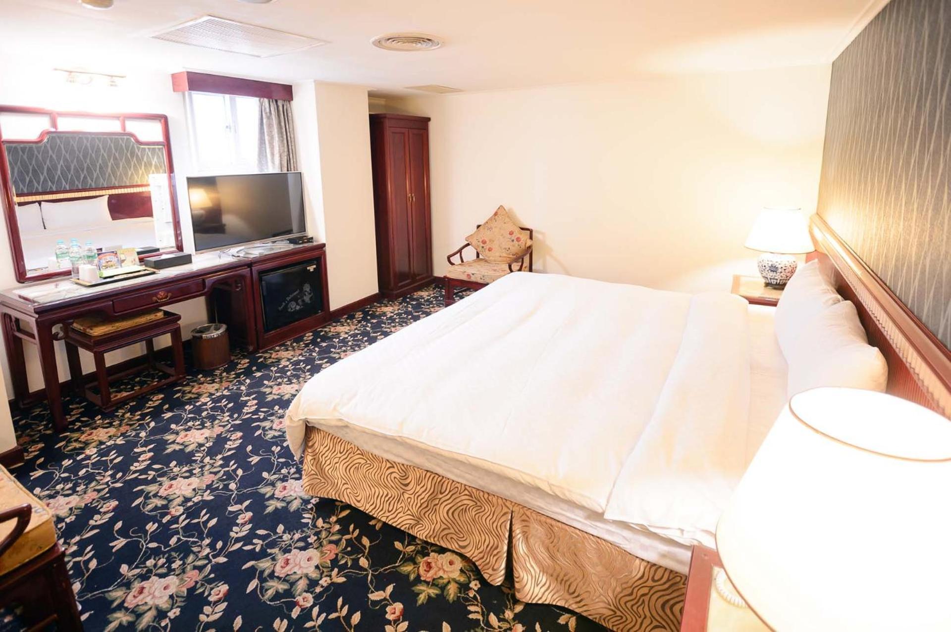Kiwi Hotel Mrt Wenxin Branch Тайчжун Экстерьер фото