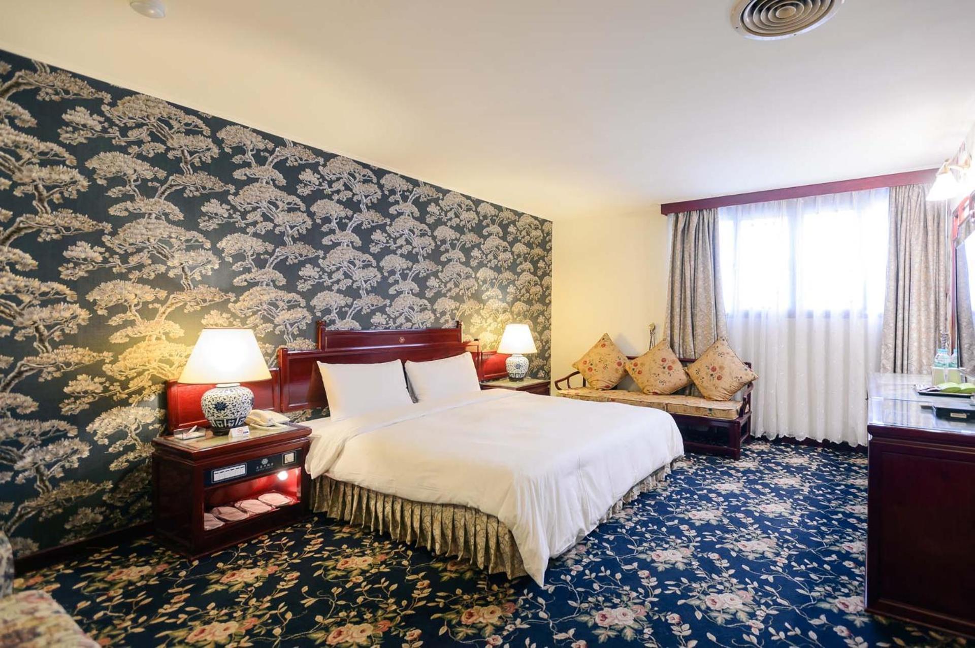 Kiwi Hotel Mrt Wenxin Branch Тайчжун Экстерьер фото