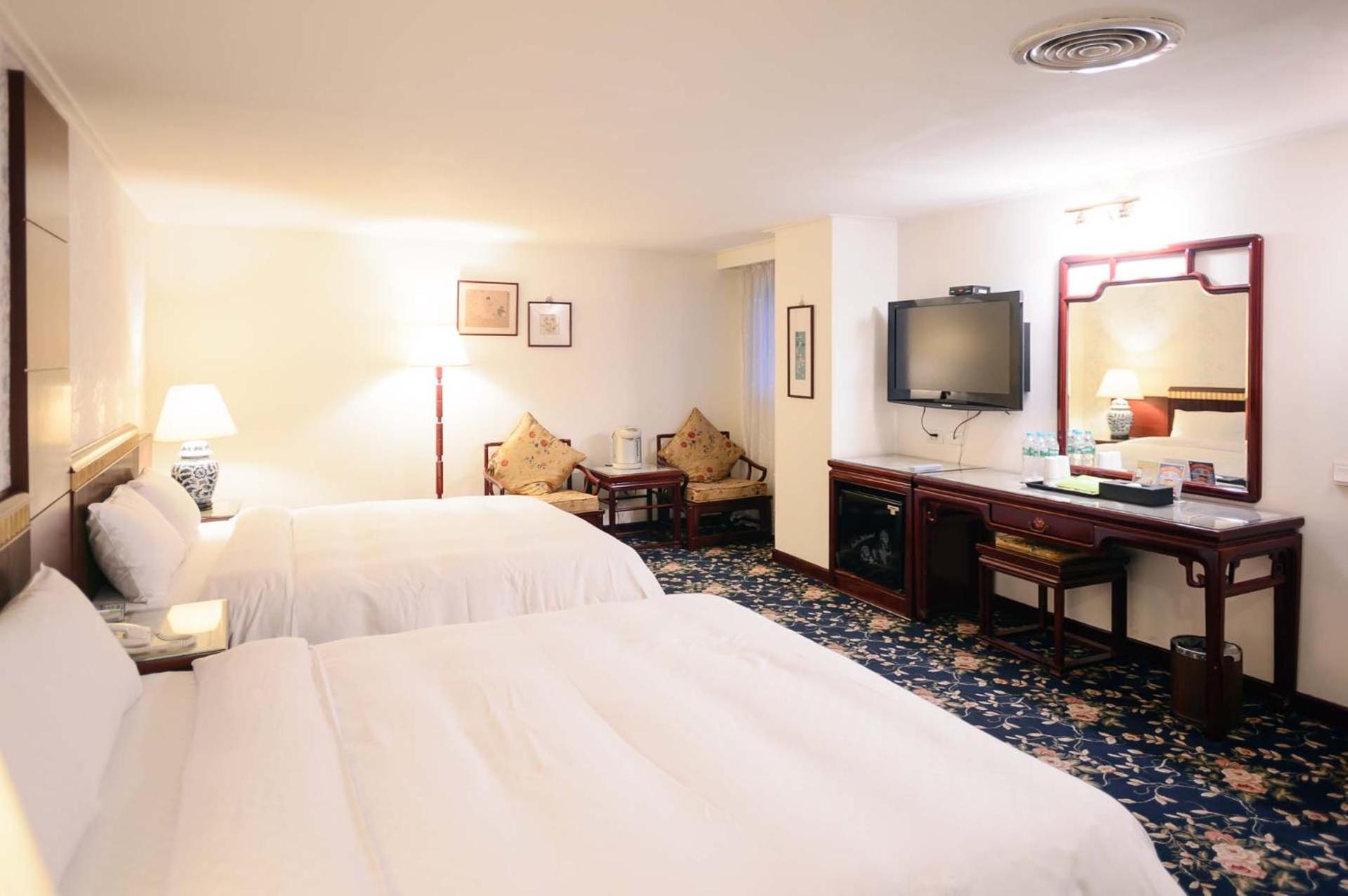 Kiwi Hotel Mrt Wenxin Branch Тайчжун Экстерьер фото