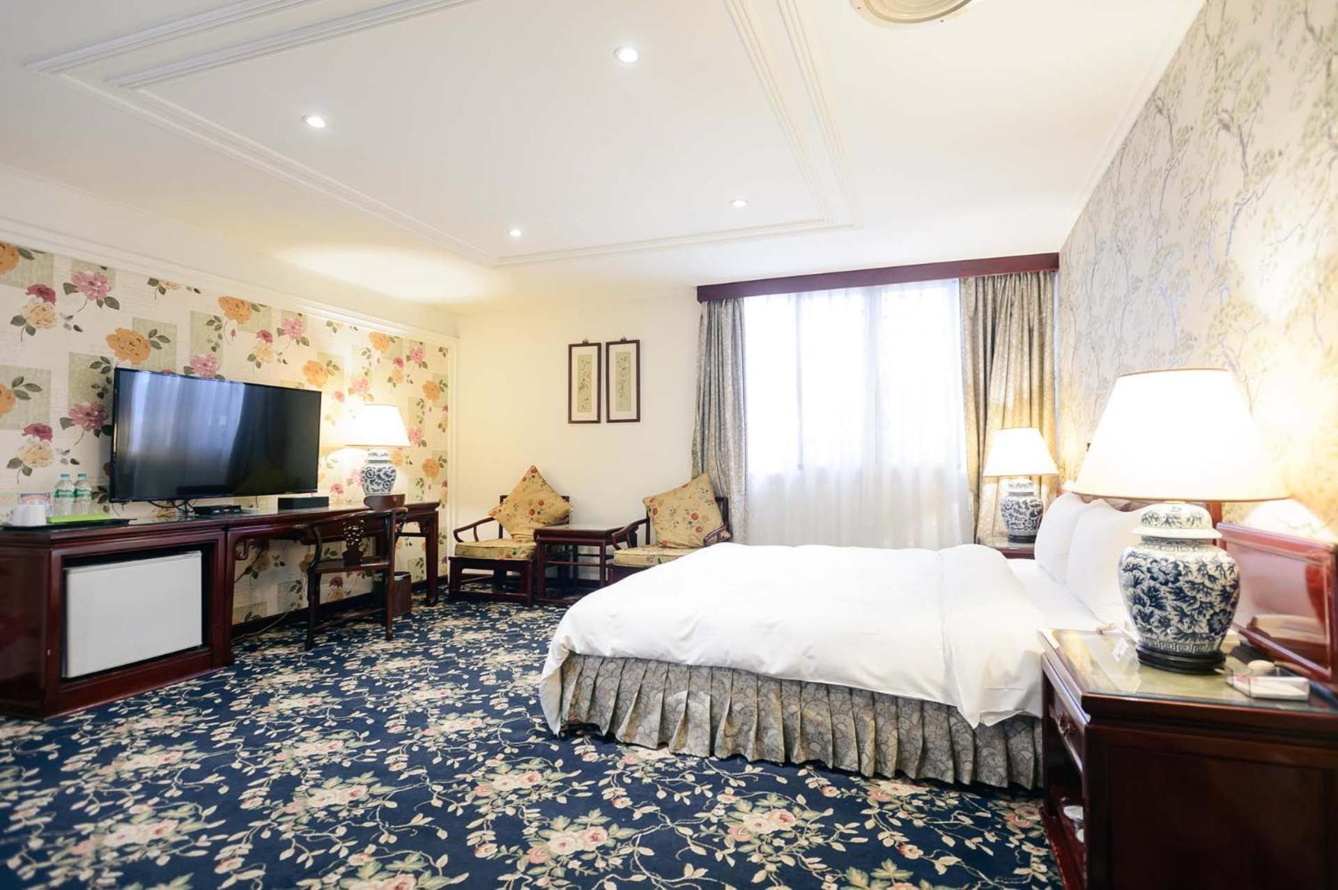 Kiwi Hotel Mrt Wenxin Branch Тайчжун Экстерьер фото