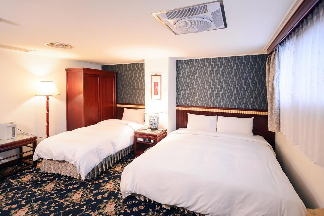 Kiwi Hotel Mrt Wenxin Branch Тайчжун Экстерьер фото