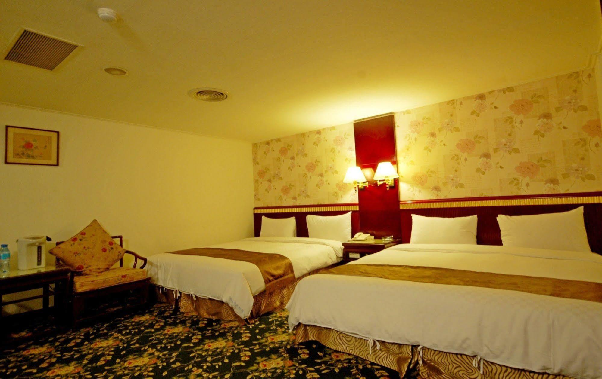 Kiwi Hotel Mrt Wenxin Branch Тайчжун Экстерьер фото