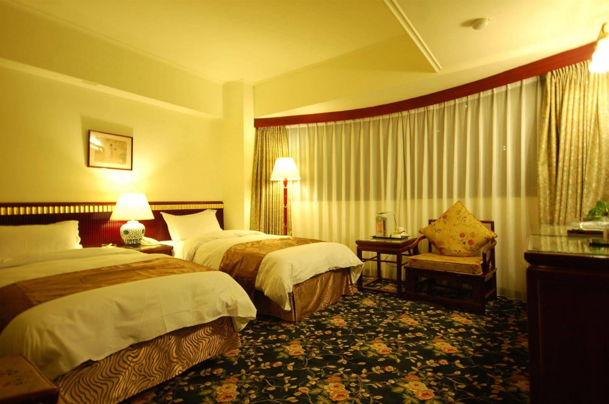 Kiwi Hotel Mrt Wenxin Branch Тайчжун Экстерьер фото
