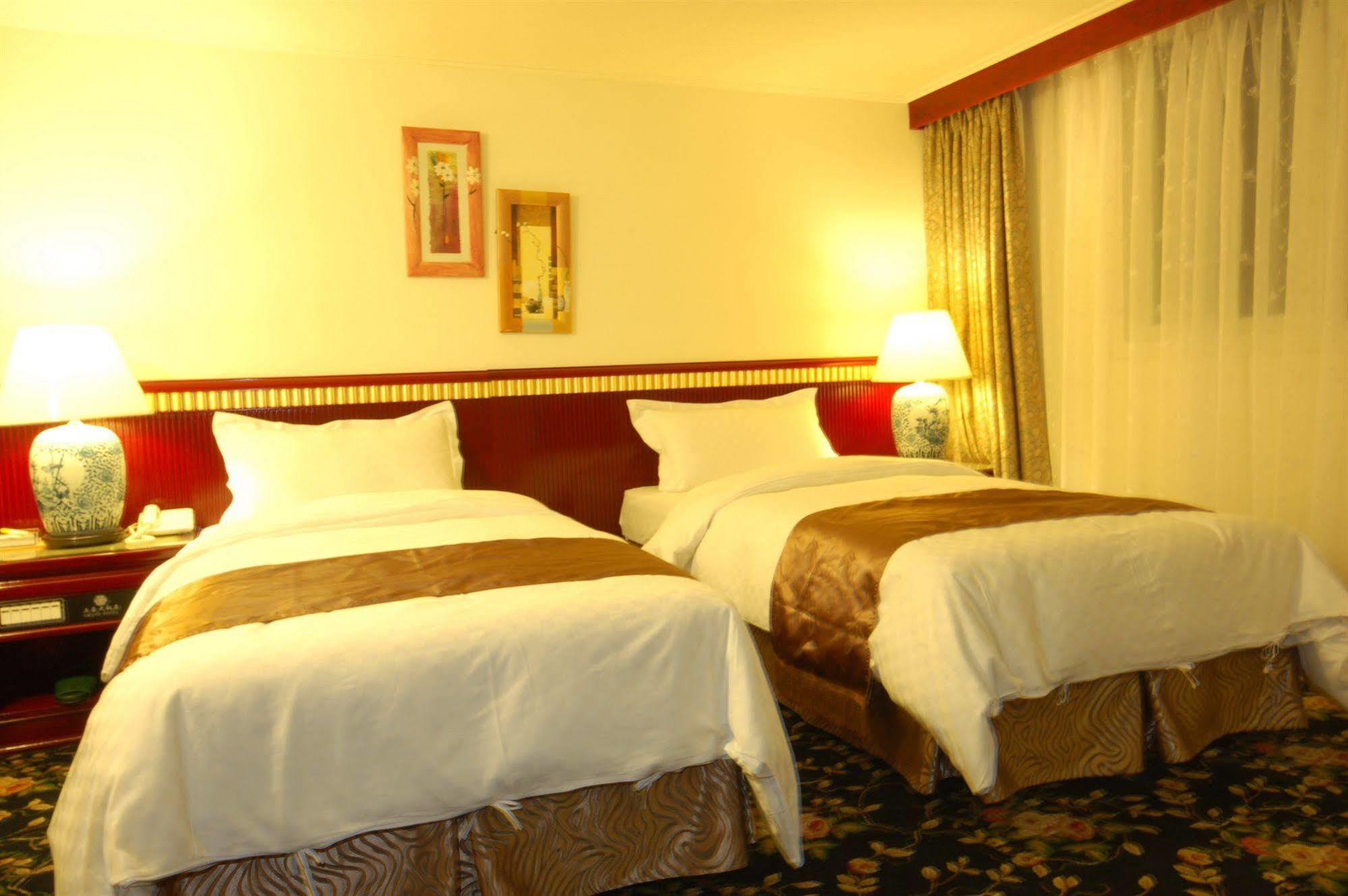 Kiwi Hotel Mrt Wenxin Branch Тайчжун Экстерьер фото