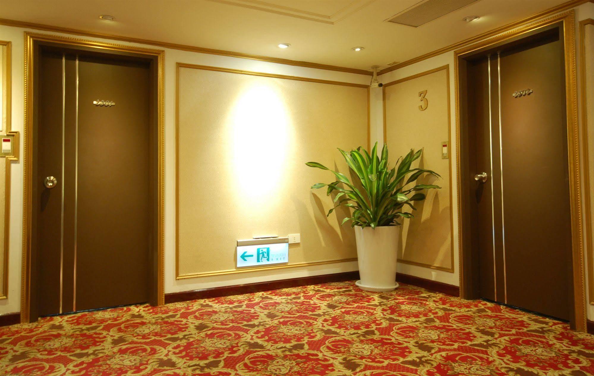 Kiwi Hotel Mrt Wenxin Branch Тайчжун Экстерьер фото